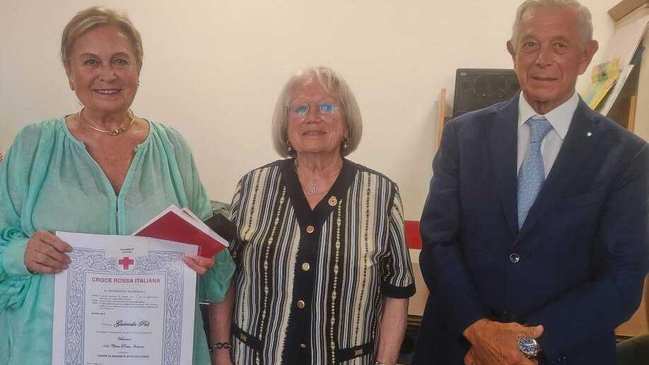 Livorno: la sorpresa di Piero Neri alla moglie premiata per i 50 anni in Croce Rossa<br type="_moz" />
