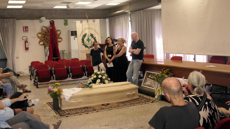 Un momento dell'ultimo saluto a Donatella Francesconi