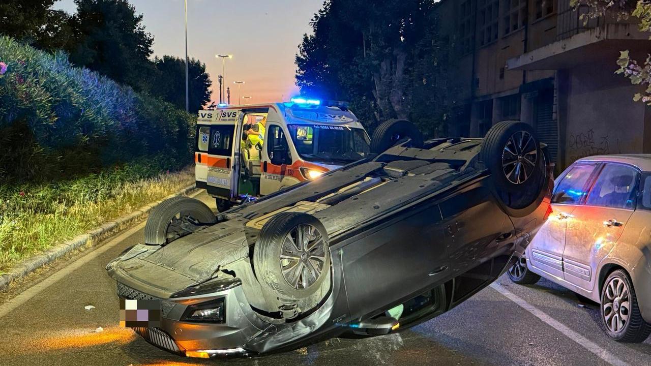 Livorno, si ribalta con l’auto sul viale Alfieri: 23enne in ospedale