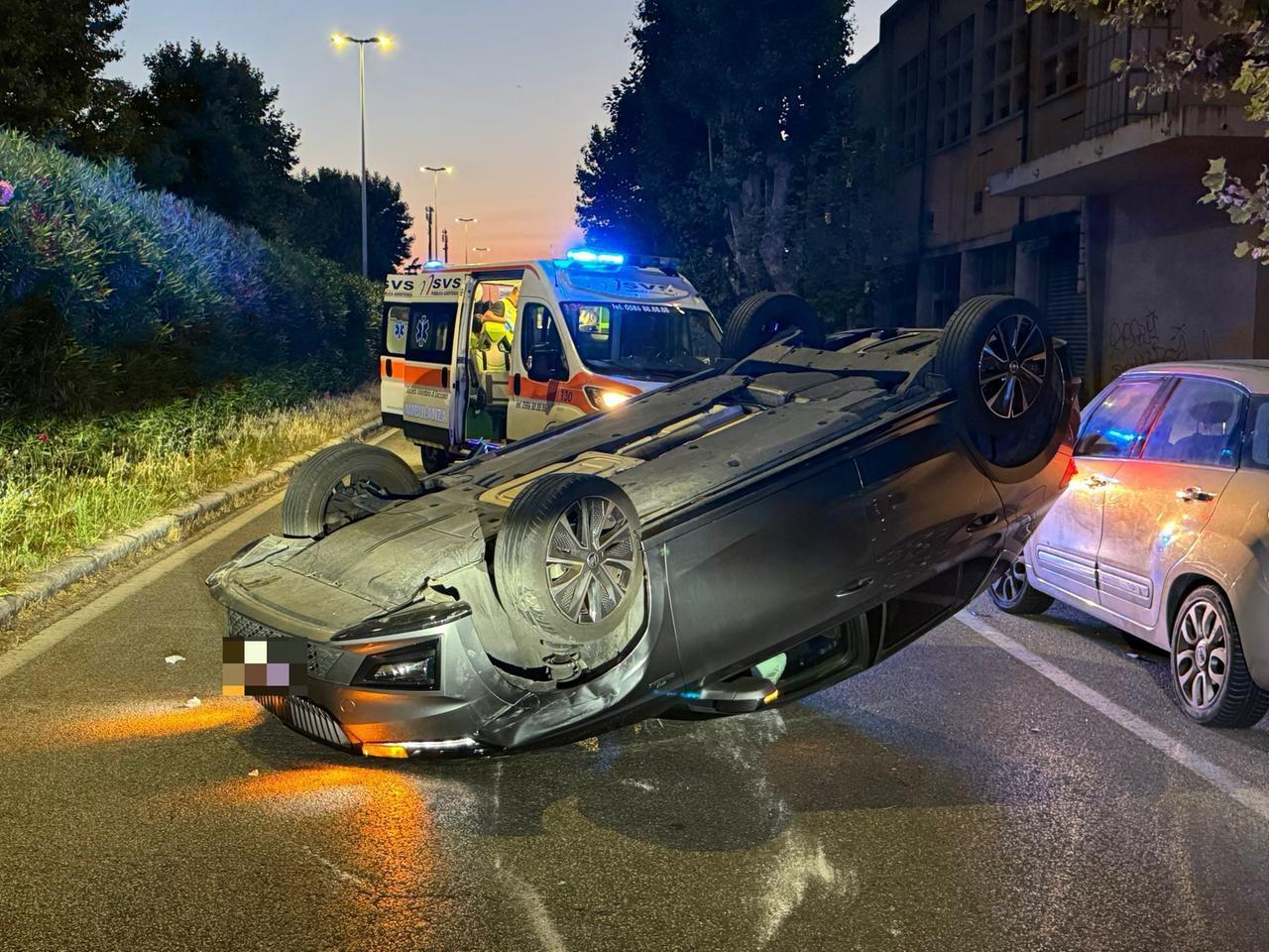 
	L'auto ribaltata su viale Alfieri

