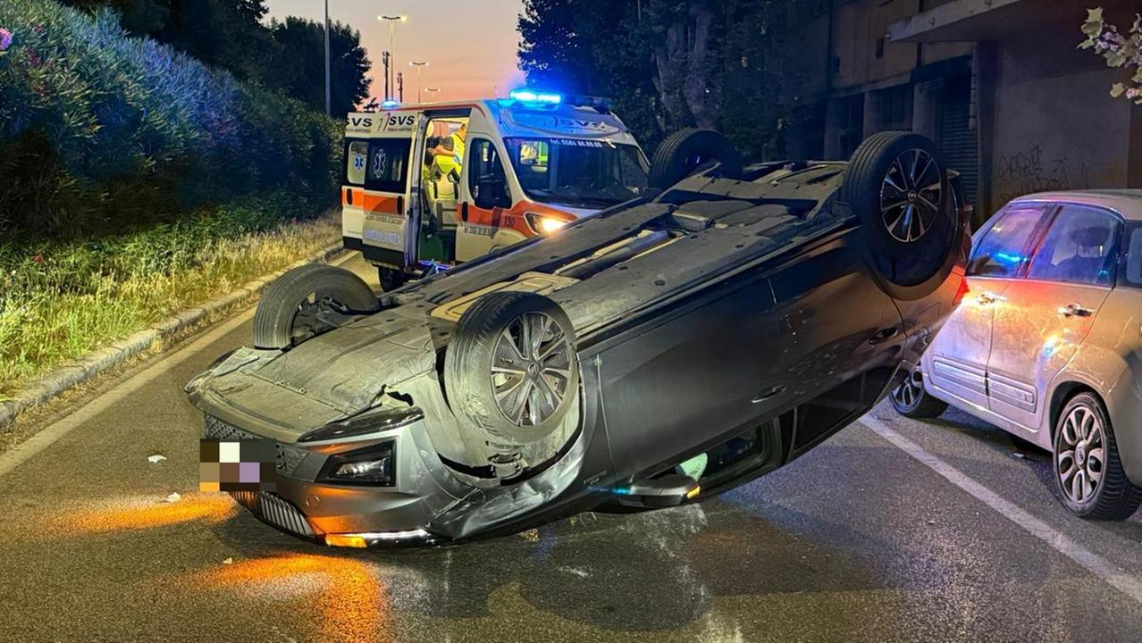 L'auto ribaltata su viale Alfieri