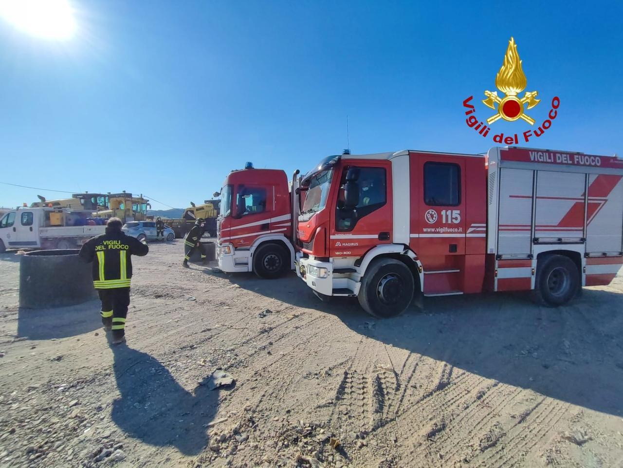 Rosignano, domato l’incendio nella discarica a Scapigliato: «Controlli sui focolai silenti»