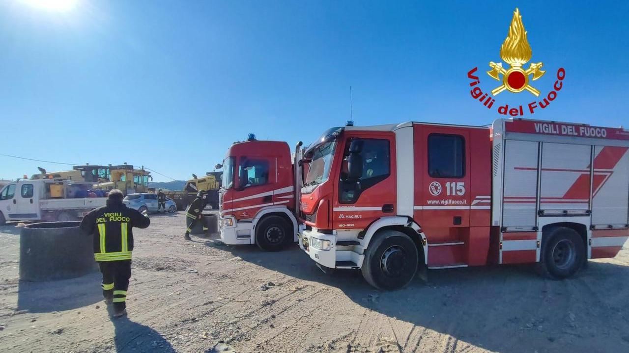 Rosignano, domato l’incendio nella discarica a Scapigliato: «Controlli sui focolai silenti»