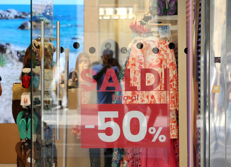 Saldi estivi, lo shopping è già partito tra offerte anticipate e sconti online. Quanto vale il “far west promozionale”