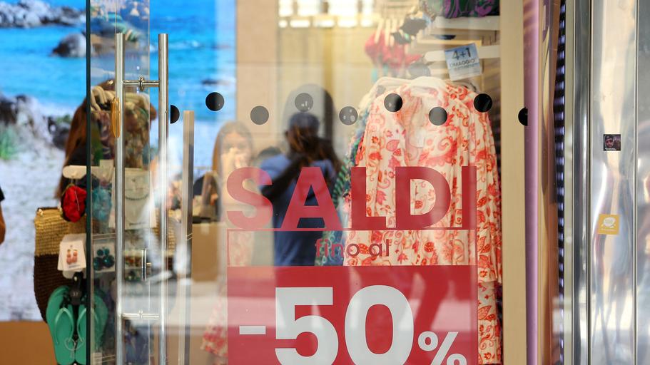 Saldi estivi, lo shopping è già partito tra offerte anticipate e sconti online. Quanto vale il “far west promozionale”
