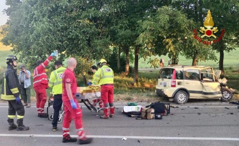 Schianto fra due auto, gravi due giovani