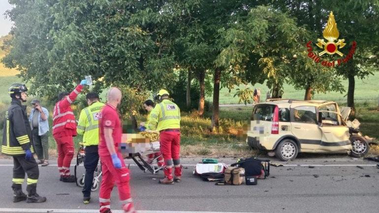 Schianto fra due auto, gravi due giovani