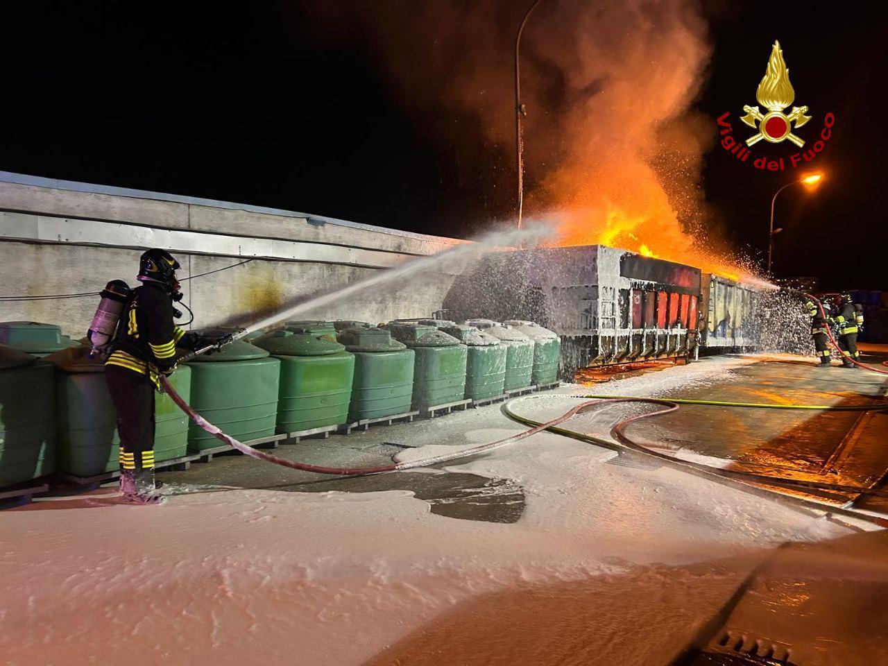 A fuoco rifiuti davanti a una ditta