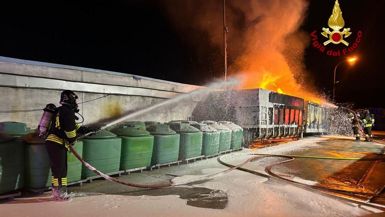 A fuoco rifiuti davanti a una ditta