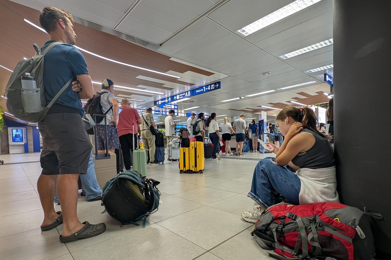 
	Passeggeri in attesa dopo il guasto

