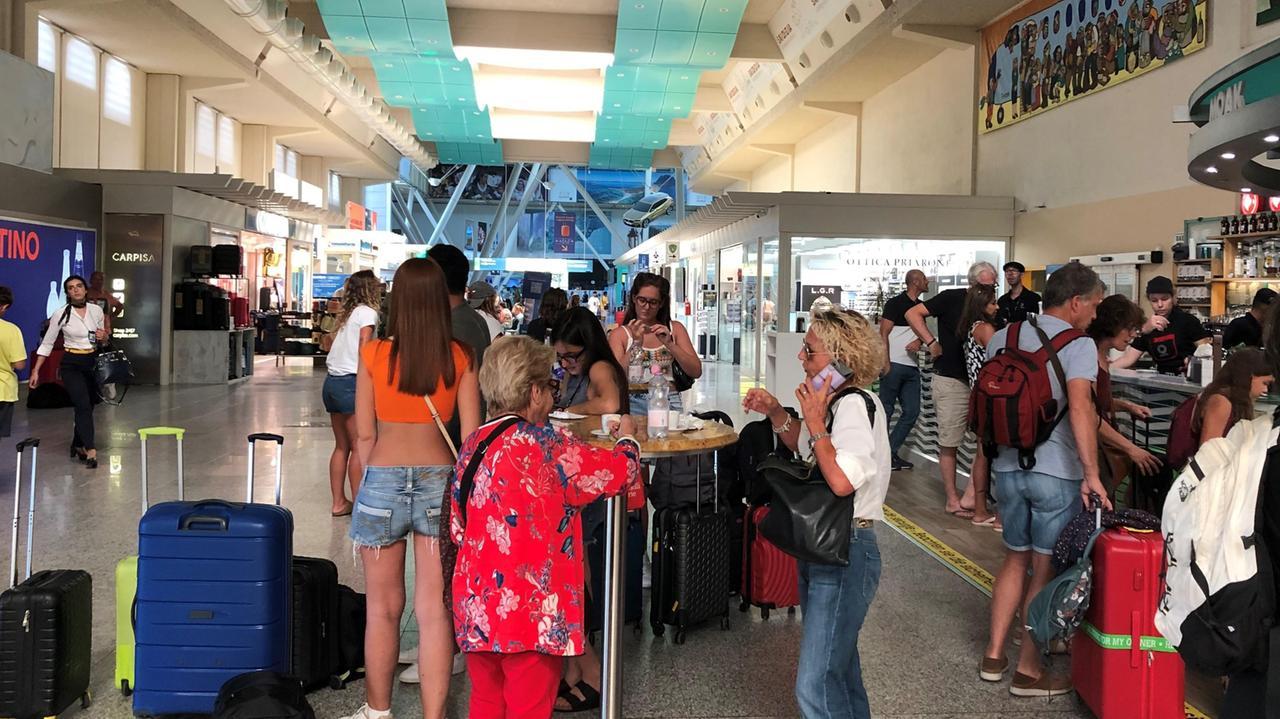 Guasto radar nel Nord-Ovest, negli aeroporti sardi partenze cancellate e passeggeri a terra: il racconto di queste ore