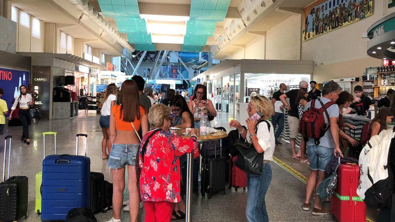 Guasto radar nel Nord-Ovest, negli aeroporti sardi partenze cancellate e passeggeri a terra: il racconto di queste ore