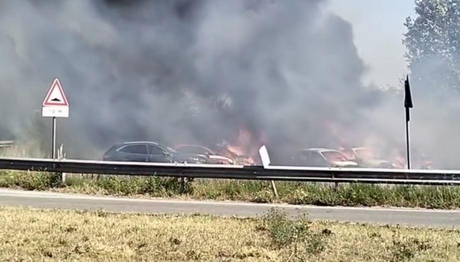 Incendio nei pressi dell’Acquajoss di Conselice: nove auto distrutte