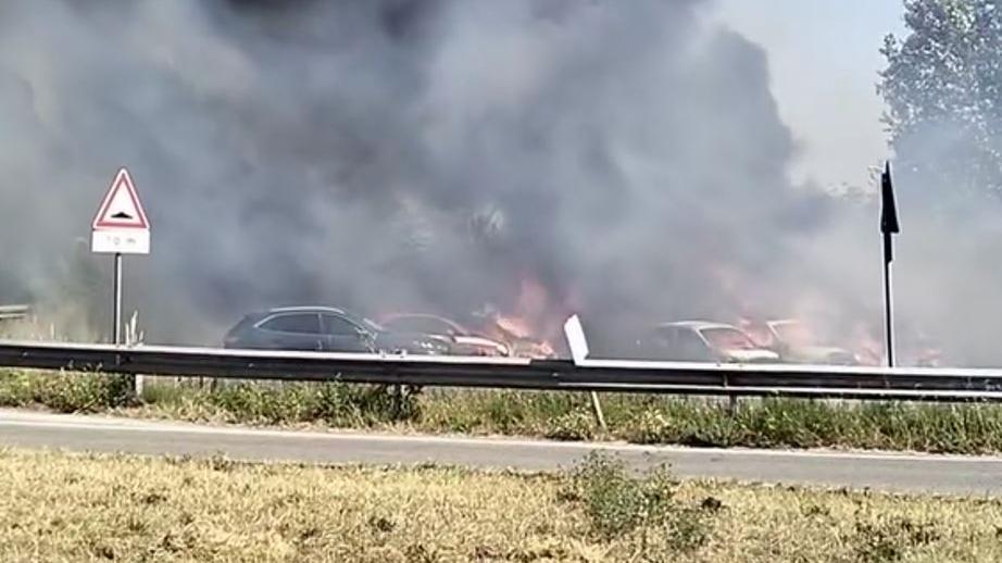 Incendio nei pressi dell’Acquajoss di Conselice: nove auto distrutte