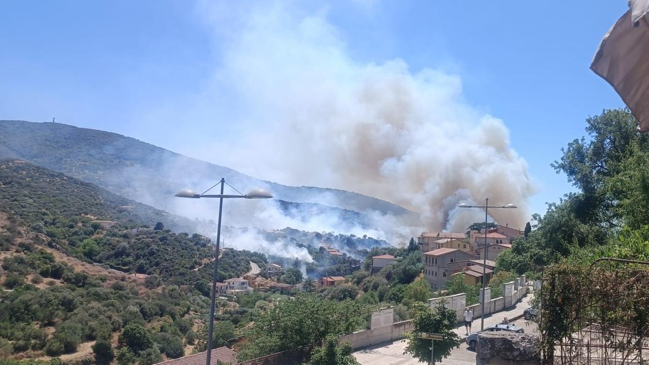 Ozieri, maxi incendio tra le abitazioni