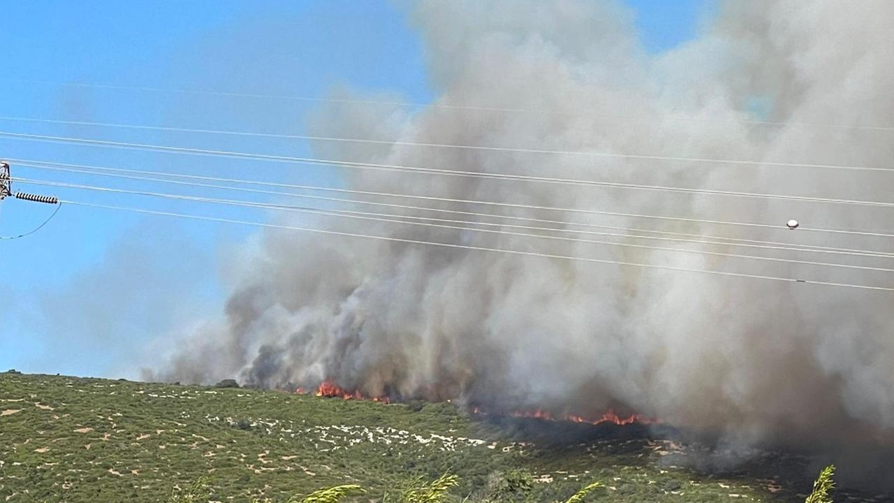 Incendio all’aeroporto di Alghero, voli dirottati, le fiamme minacciano le case