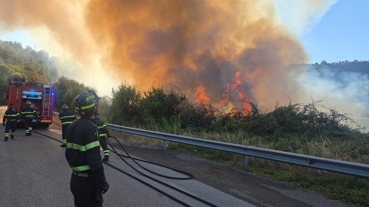 Il nord dell’isola assediato dagli incendi: case minacciate dalle fiamme, Canadair in volo