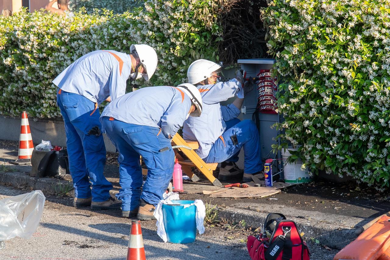 
	Operai al lavoro per risolvere un guasto (foto d'archivio)

