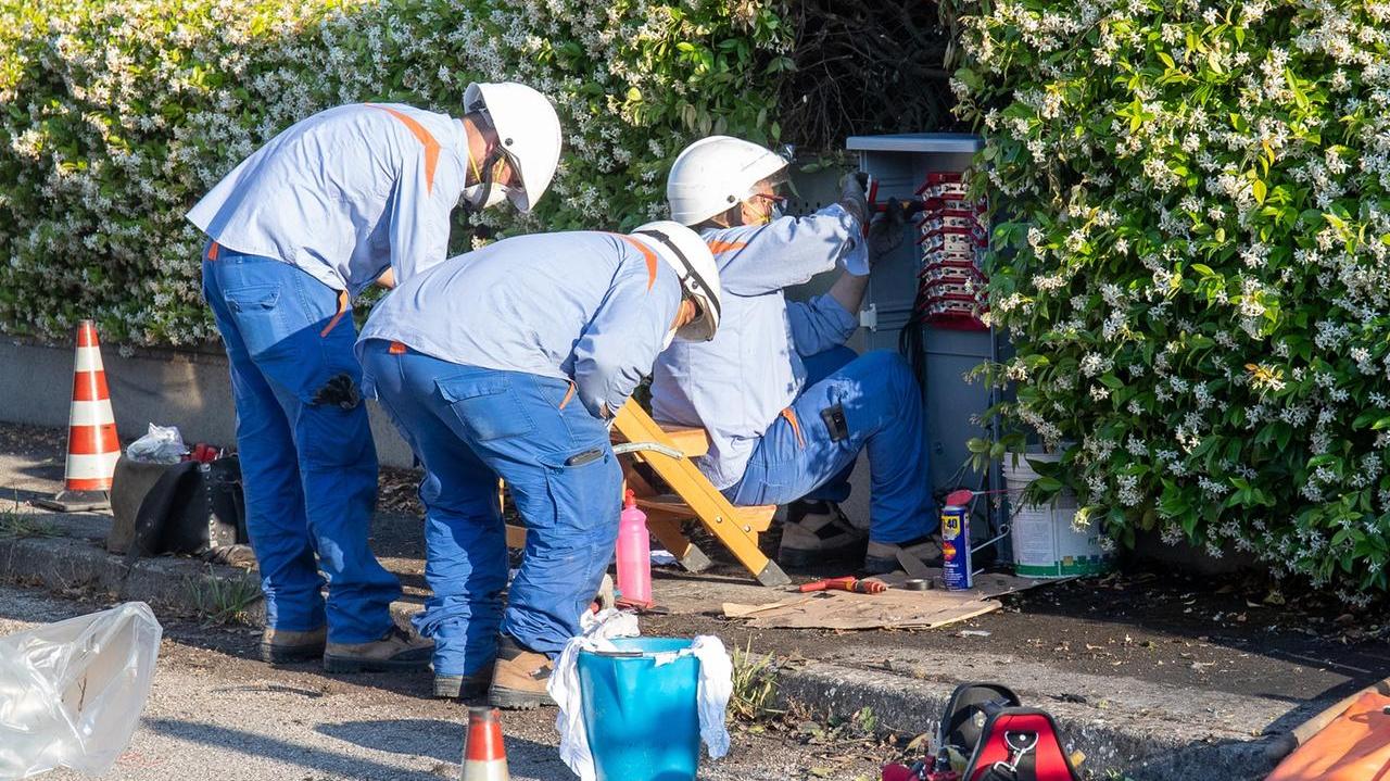 Operai al lavoro per risolvere un guasto (foto d'archivio)