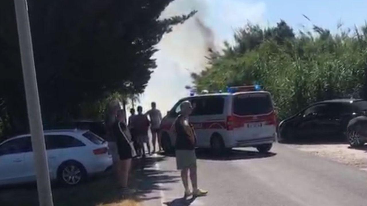 
	La polizia municipale sulla strada d'accesso alla spiaggia di Lillatro


