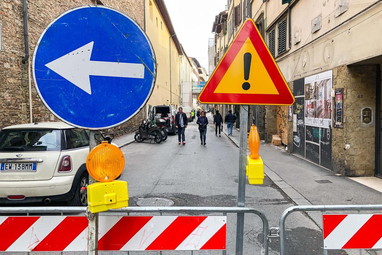 La città del Rinascimento scopre il caos futurista dell’asfalto a volte utile a volte ostaggio del Pnrr. Cantieri, disagi e resilienza urbana