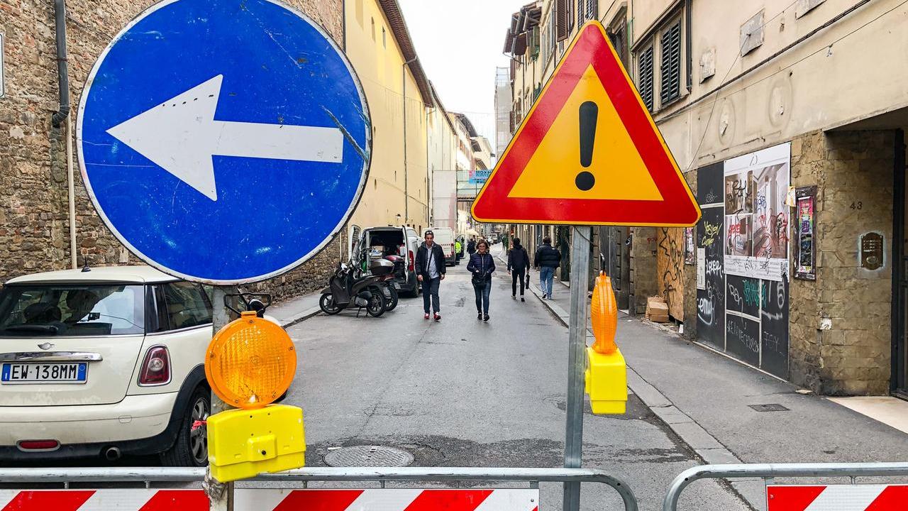 La città del Rinascimento scopre il caos futurista dell’asfalto a volte utile a volte ostaggio del Pnrr. Cantieri, disagi e resilienza urbana