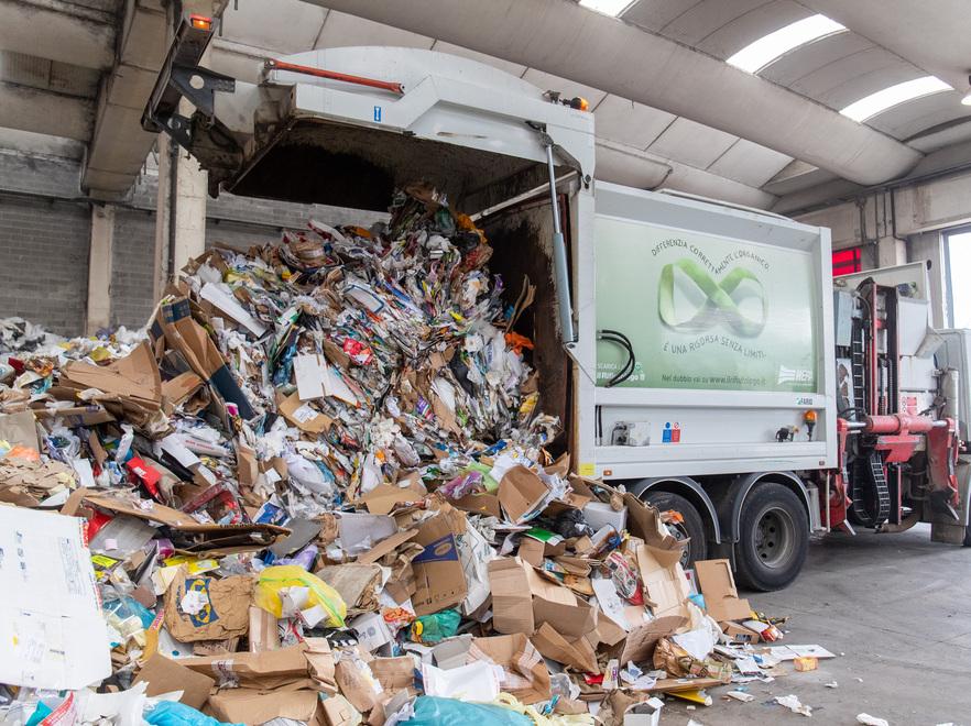 A Ferrara alberghi e market fanno da soli: incassi dei rifiuti a rischio