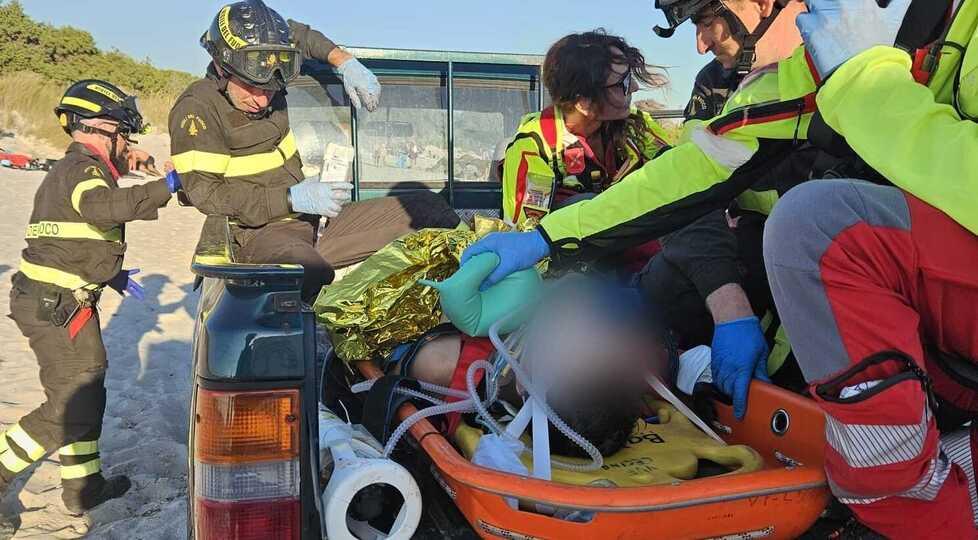Vada, sbalzato dal vento mentre fa kitesurf si apre l’addome con la lamiera: è grave
