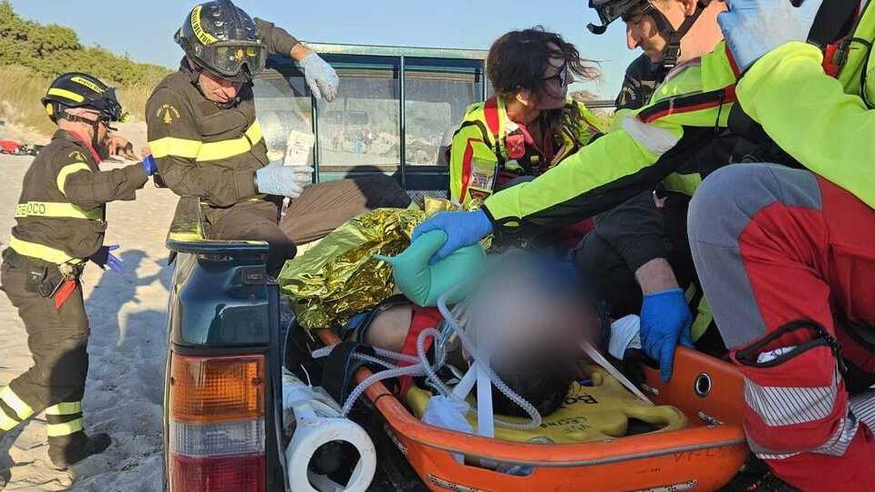 Vada, sbalzato dal vento mentre fa kitesurf si apre l’addome con la lamiera: è grave