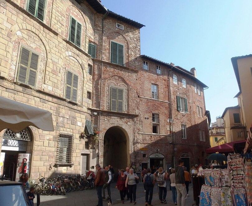 
	Piazza Scalpellini nel centro storico di Lucca

