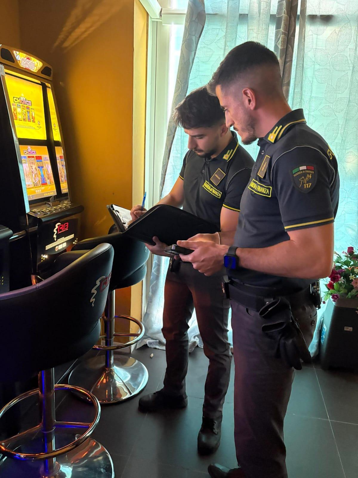 Lucca, sette minorenni in una sala slot: maxi sanzione e rischio chiusura dell’attività