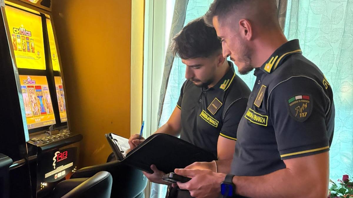 Lucca, sette minorenni in una sala slot: maxi sanzione e rischio chiusura dell’attività