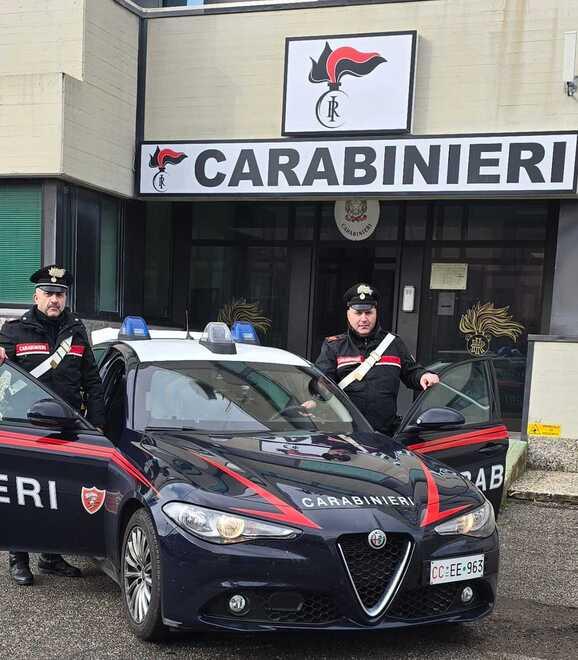 Lite e ferimento davanti al bar a Corporeno. Poi scatta la caccia all’uomo