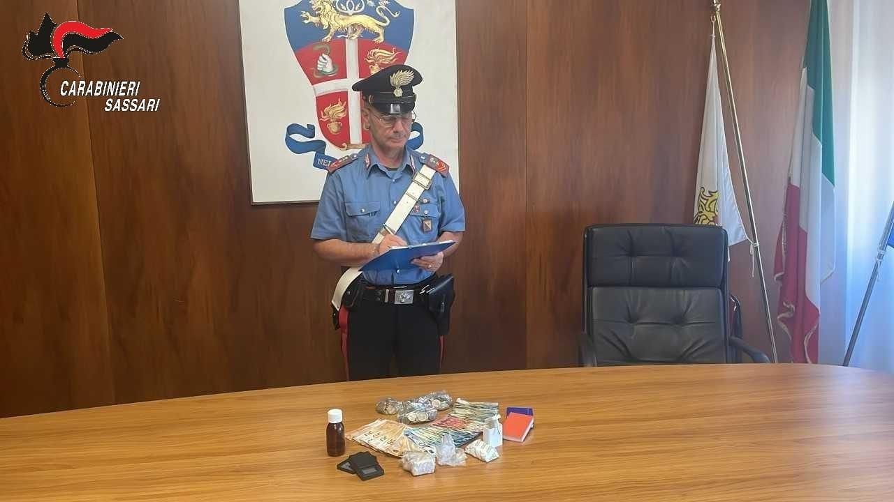 Eroina nascosta in un vaso da giardino e a casa una carabina: un arresto a Sassari