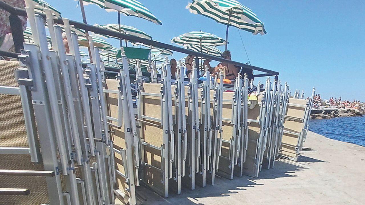
	Il deposito dei lettini che si trova in "punta" ai bagni Onde del Tirreno

