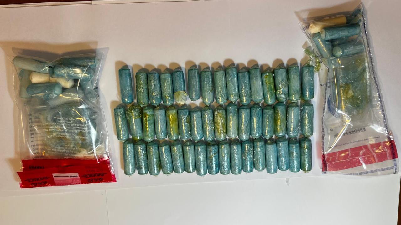 Atterra ad Alghero con 64 ovuli di cocaina: arrestata 73enne