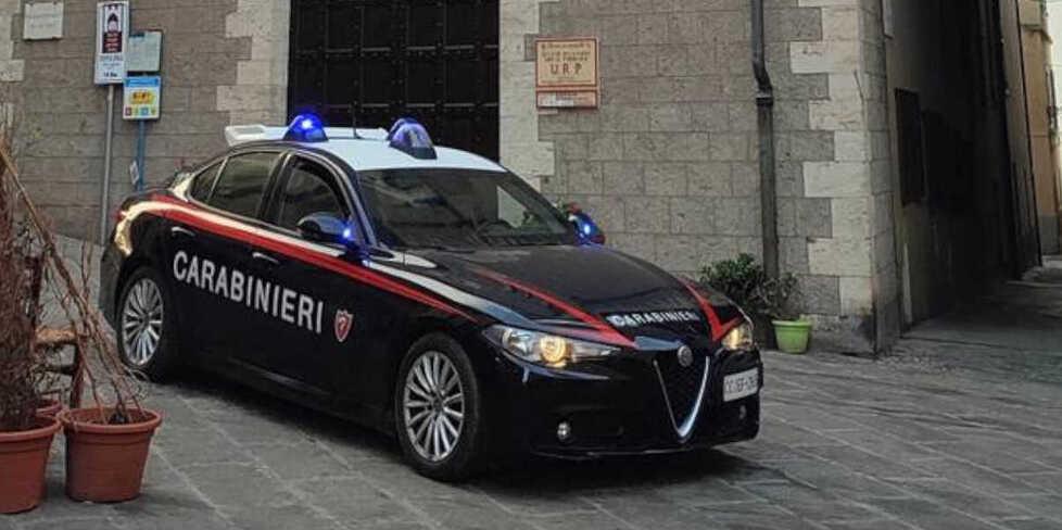 
	Un'auto dei carabinieri in centro a Piombino (foto d'archivio)

