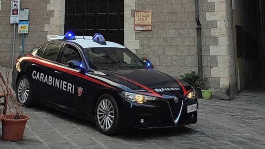 Un'auto dei carabinieri in centro a Piombino (foto d'archivio)