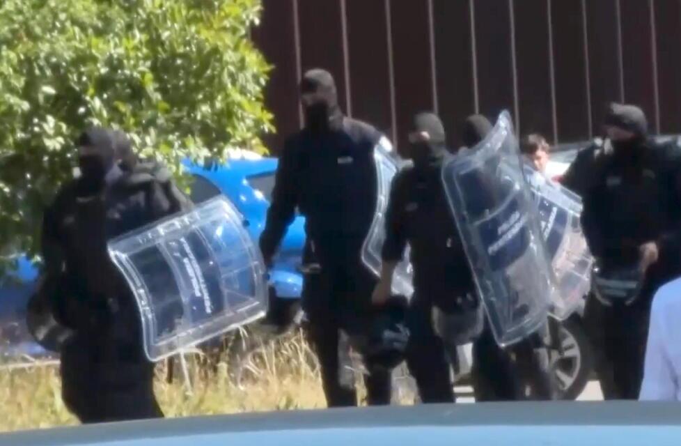 
	Gli agenti in tenuta antisommossa entrano nel carcere della Dogaia (credit Toscana Tv)

