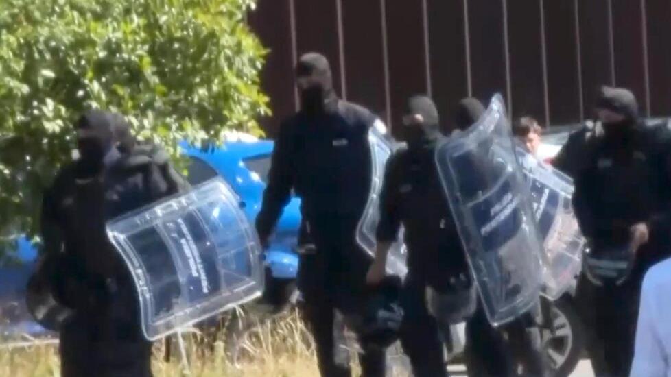 Gli agenti in tenuta antisommossa entrano nel carcere della Dogaia (credit Toscana Tv)