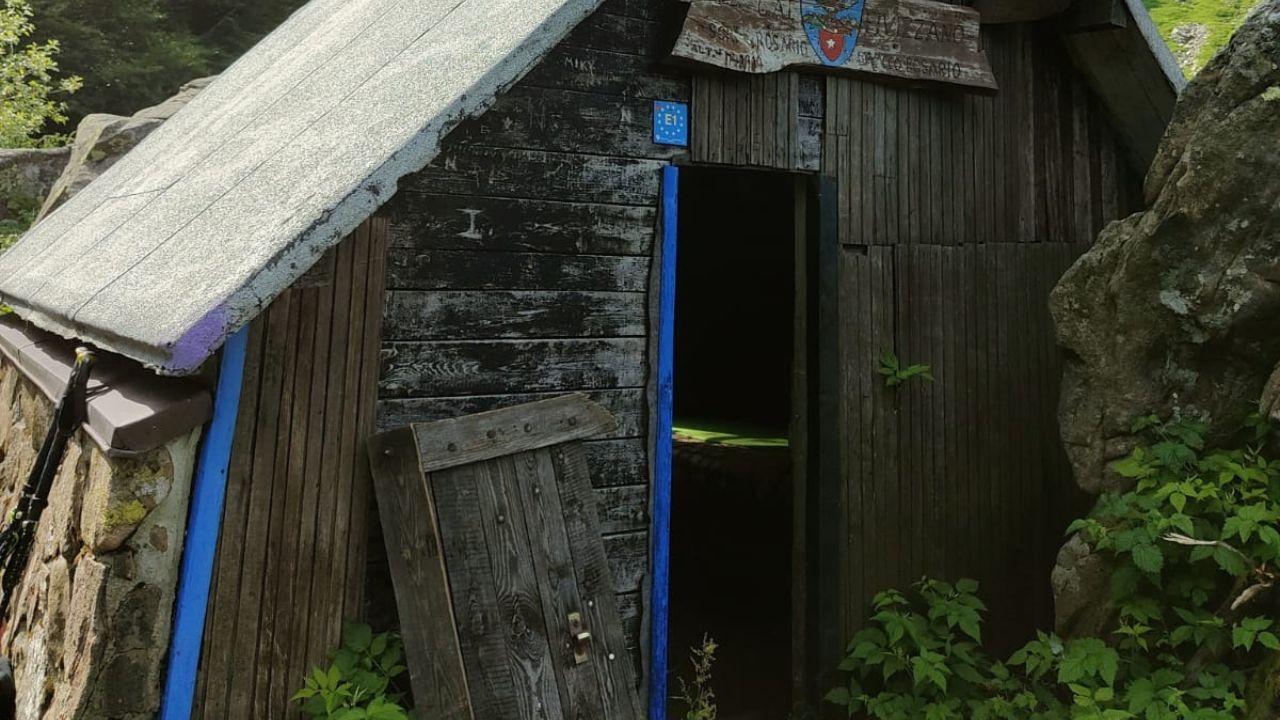 
	Il bivacco Rosario distrutto dai vandali

