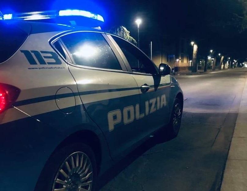 «Vi uccido una volta fuori di qui», ubriaco minaccia e aggredisce gli agenti: denunciato un 27enne