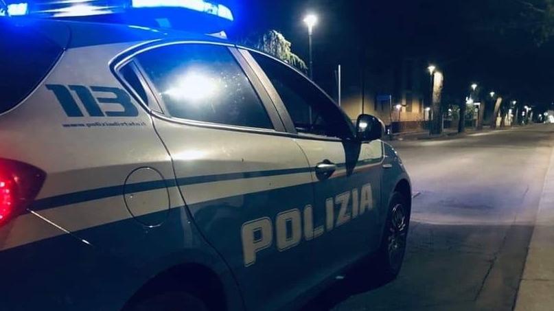 «Vi uccido una volta fuori di qui», ubriaco minaccia e aggredisce gli agenti: denunciato un 27enne