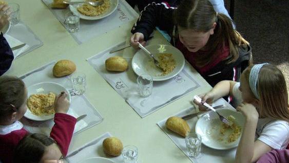Scuola, bambini in mensa tra bio e local