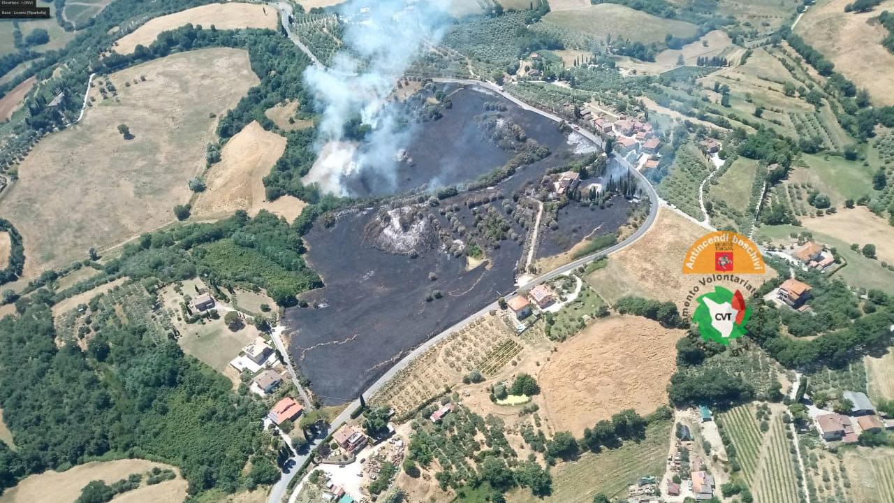 Incendi in Toscana, giornata critica: elicotteri in azione in 7 zone diverse