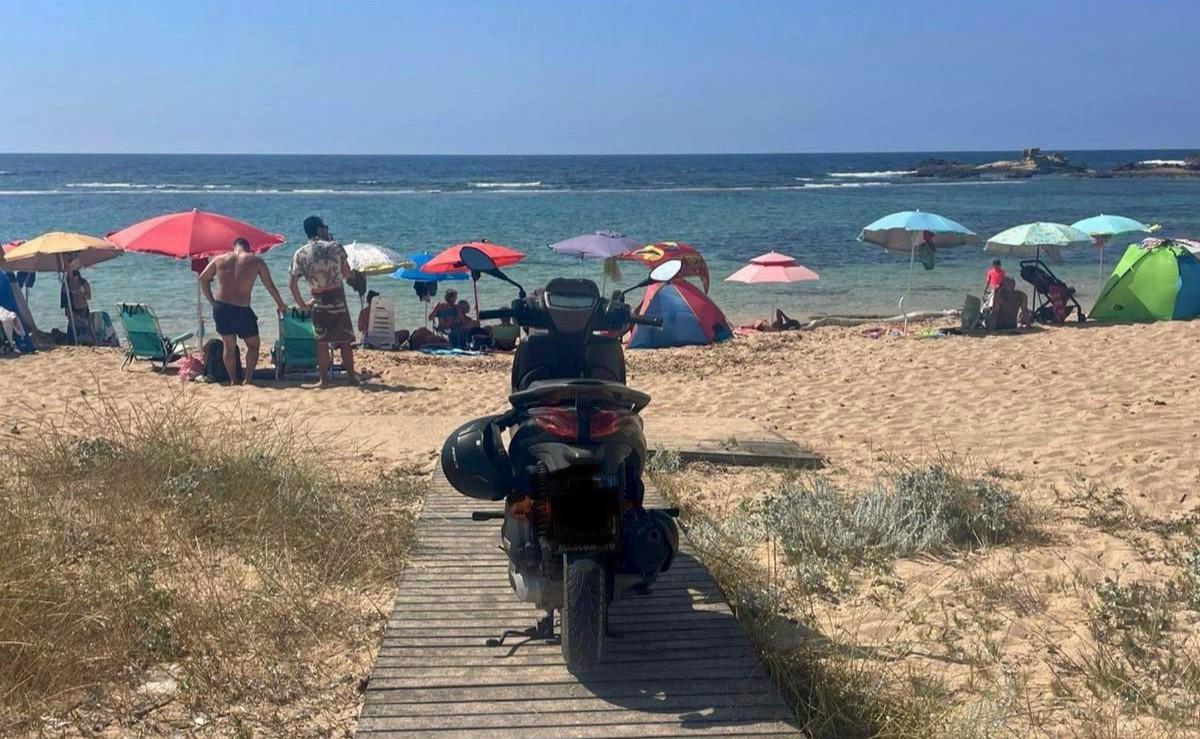 
	Lo scooter parcheggiato nella spiaggia di San Vero Milis

