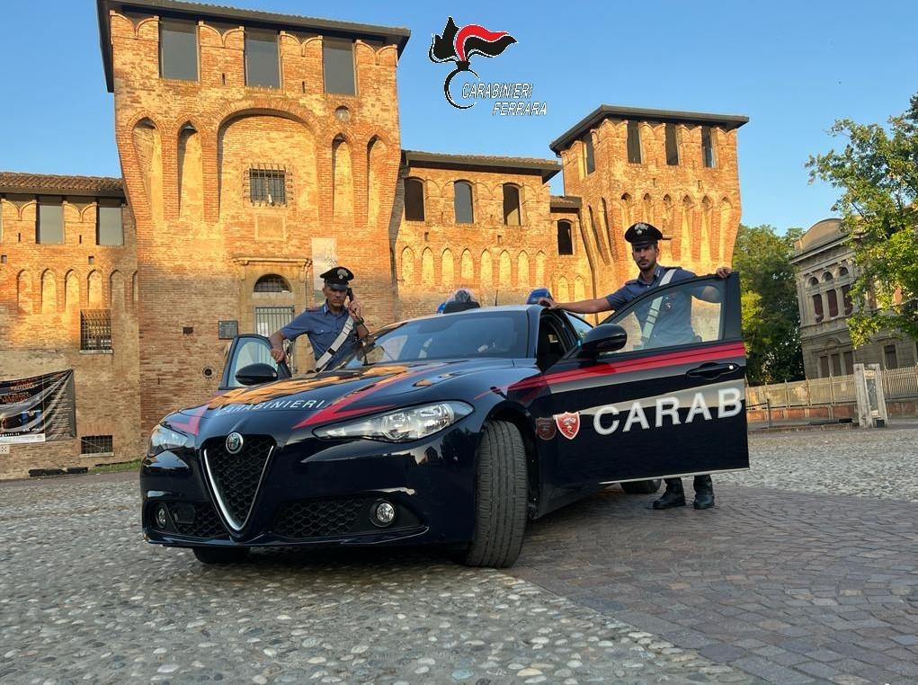 Cento, si schianta in scooter e tenta la fuga: serie di denunce per il 17enne