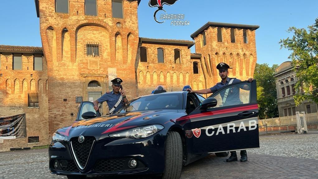 Cento, si schianta in scooter e tenta la fuga: serie di denunce per il 17enne