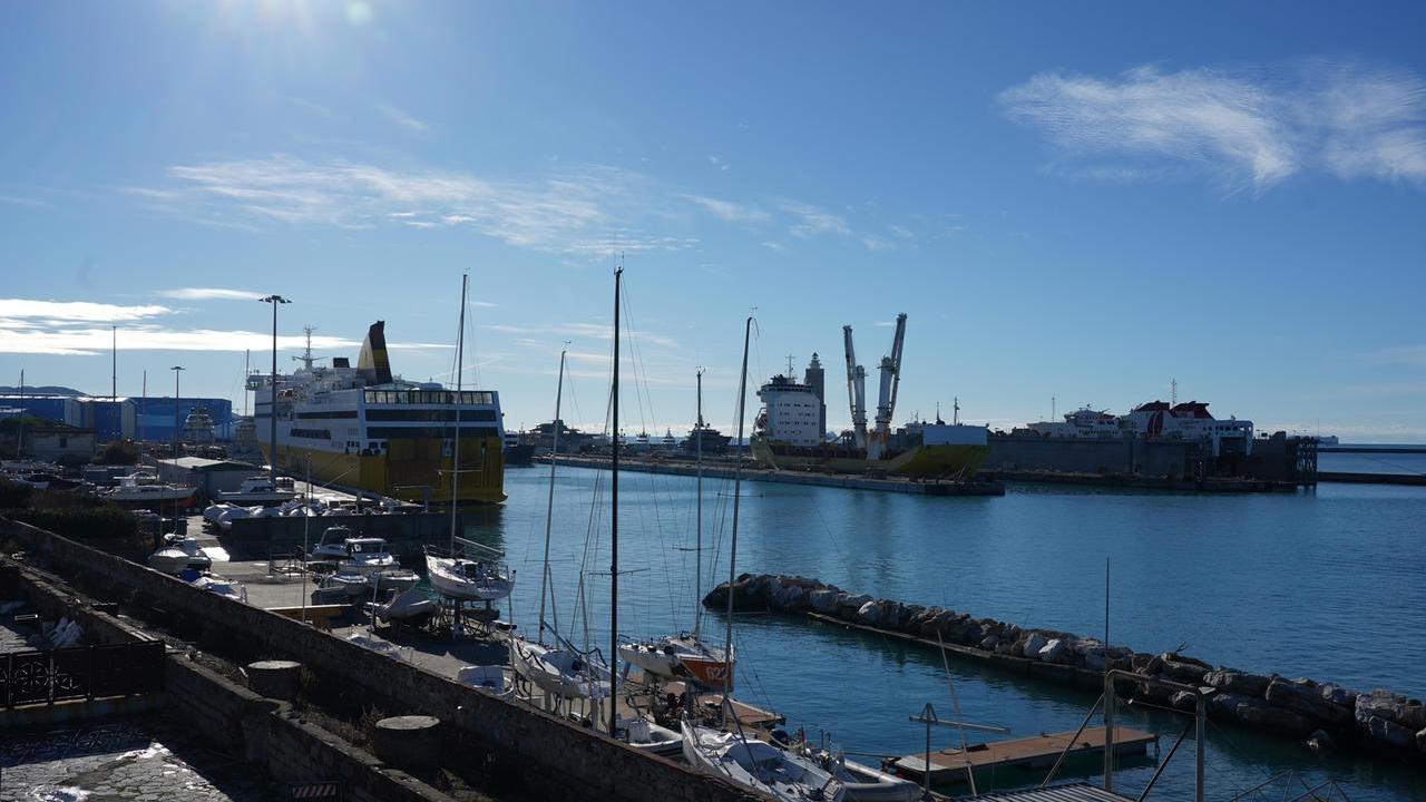Uno scorcio del porto di Livorno (foto d'archivio)