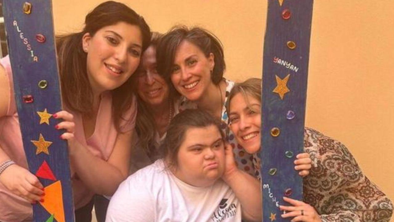 
	Alessia insieme alle insegnanti di sostegno che l'hanno seguita al liceo Niccolini Palli (foto concessa dalla famiglia)

